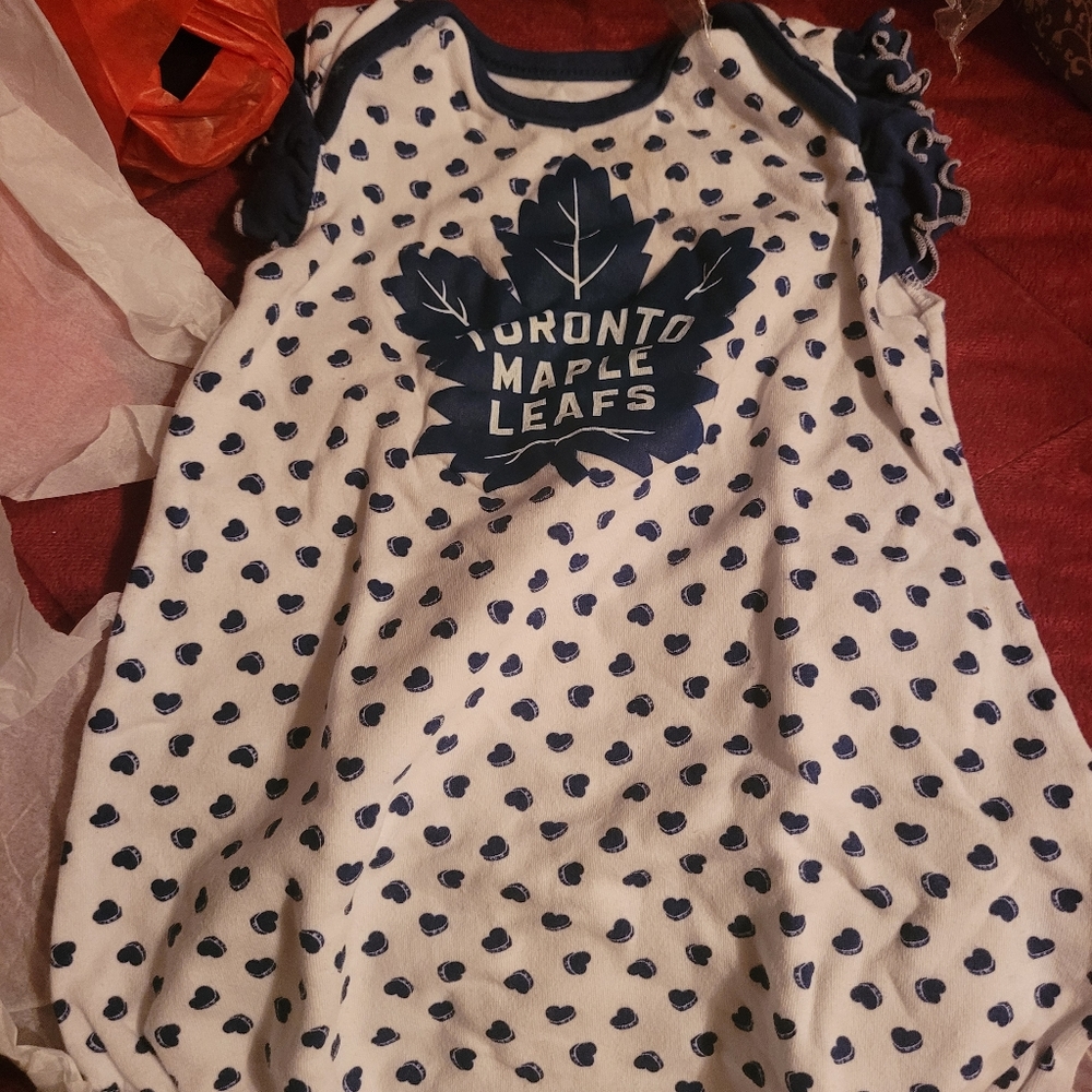 Toronto maple leafs onzie!!